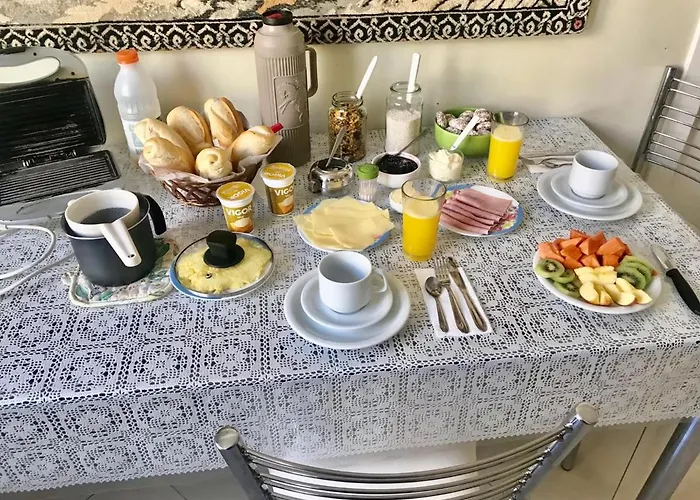 Quarto Com 2 Camas De Solteiro Ar Condicionado Frigobar Smart Tv E Cafe Da Manha