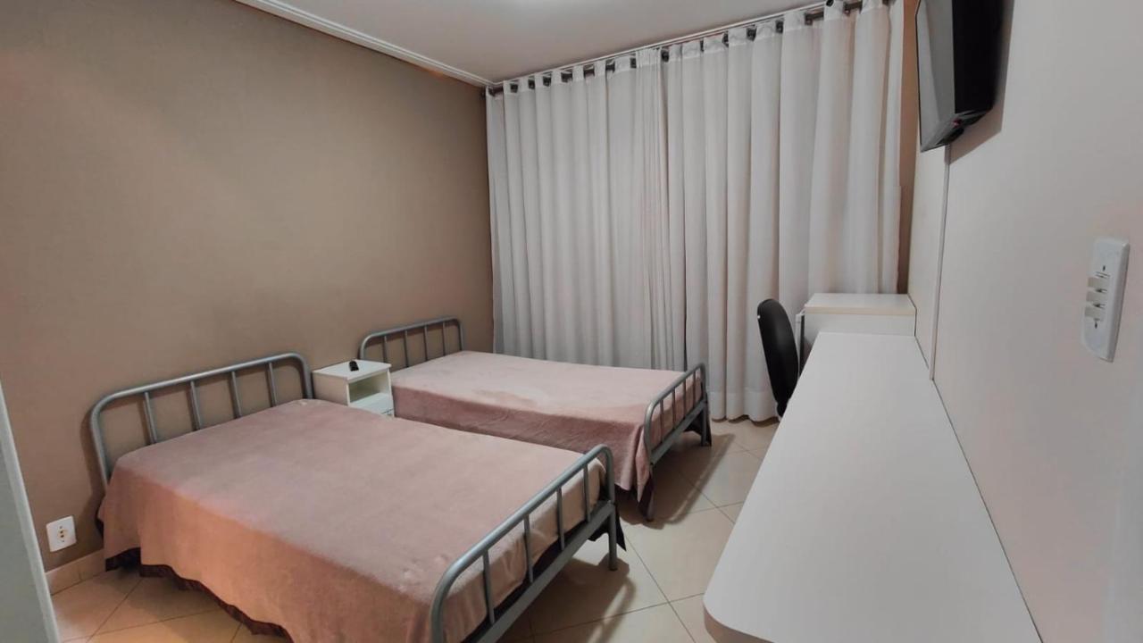 Com 2 Camas De Solteiro Ar Condicionado Frigobar Smart Tv E Cafe Da Manha Homestay *